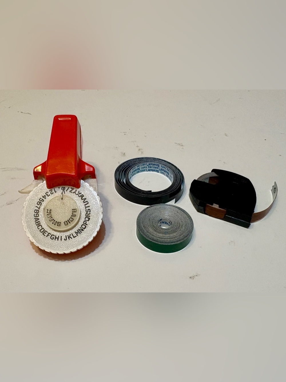 Vintage Dymo/Radio Shack Lable
Maker with 3 Reels Of Tape - Black, Green, Brown